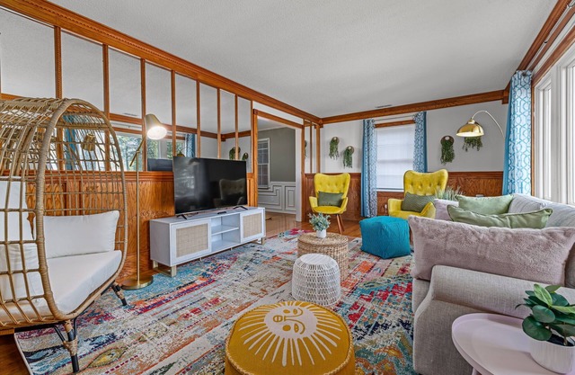 Vibrant 4BR home with outdoor patio, 5mins to North Hills. Pet-friendly!