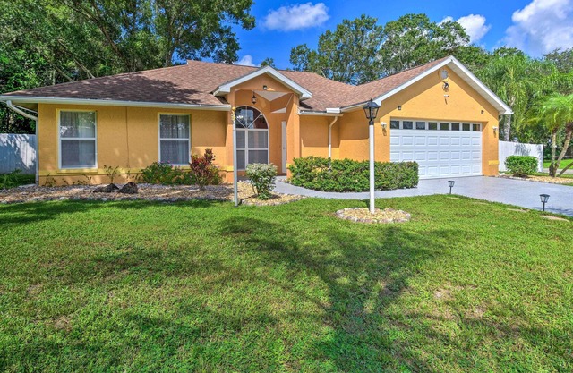 Vibrant Sarasota Home: Yard & Furnished Deck!