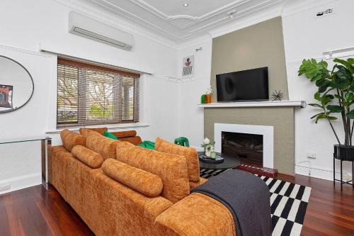 Vibrant Urban Retreat Chic Lounge & Garden Deck