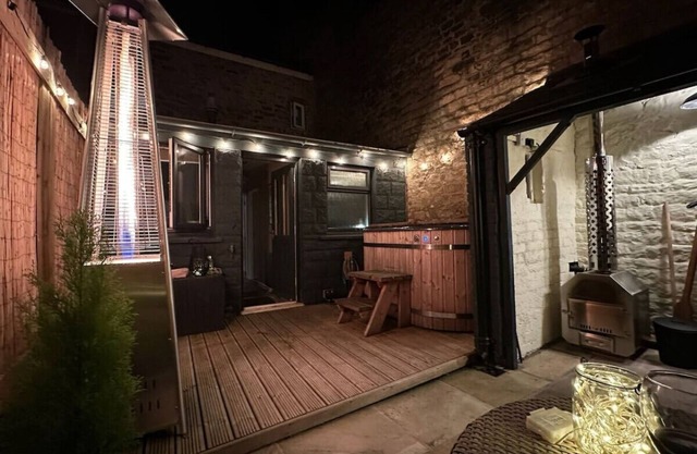 Victoria Cottage - lovely 1 bed retreat with hot tub