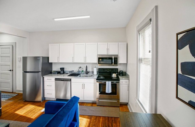 Victorian Cleveland Clinic W/ Queen Bed, Sleeps 3