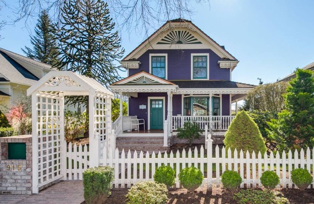 Front Street Purple Victorian con una torreta!