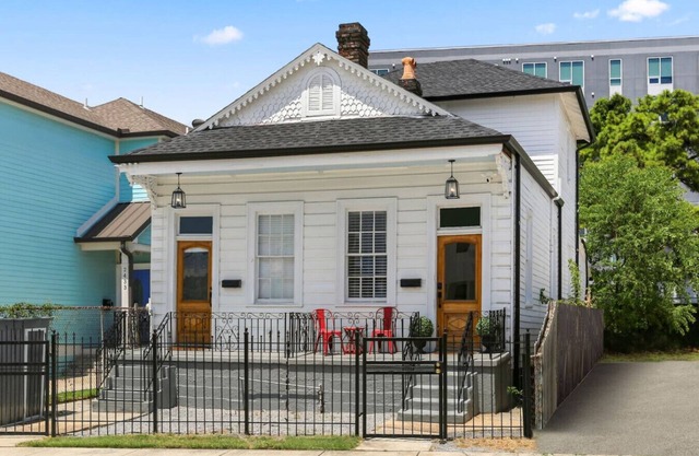 Victorian Shotgun | Near French Quarter + CBD!