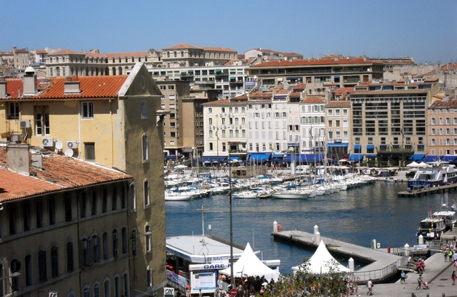 VIEUX PORT: LARGE, COMFORTABLE DUPLEX APARTMENT