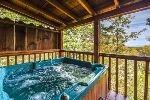 View! Cozy, Private, Fireplace, Hot Tub Log Cabin, Honeymoon!
