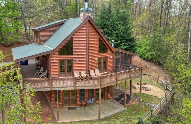 Véalo todo en esta maravillosa cabaña encaramada en lo alto de la montaña