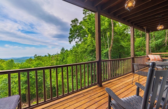 VIEW! Romantic Cabin for 2 - Secluded yet close to picturesque Highlands