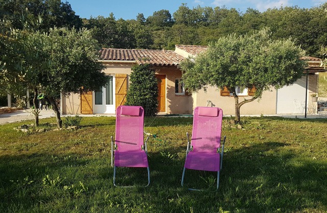 Villa Les Oliviers, en el campo cerca del pueblo.