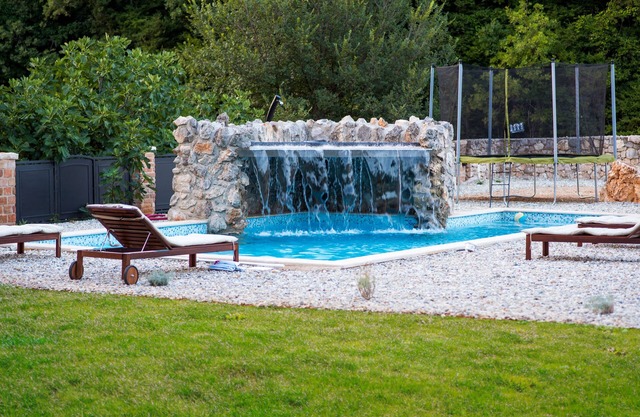 Romántica villa de piedra con piscina, cascada, gran jardín, a 700 m del mar