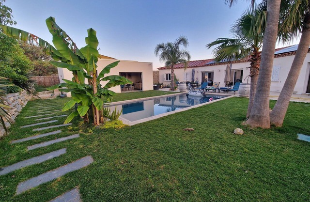 Villa 200 m2 + apartment 45 m2 in a superb exotic garden with swimming pool