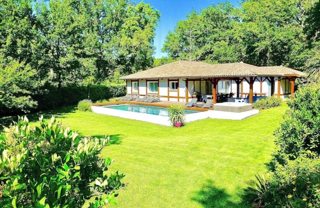 VILLA 5 min. from the Lette and Golf beaches 10 pers. SPA SWIMMING POOL
