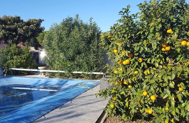 Villa 8 people 120 m2 swimming pool garden terrace children's games near Camargue