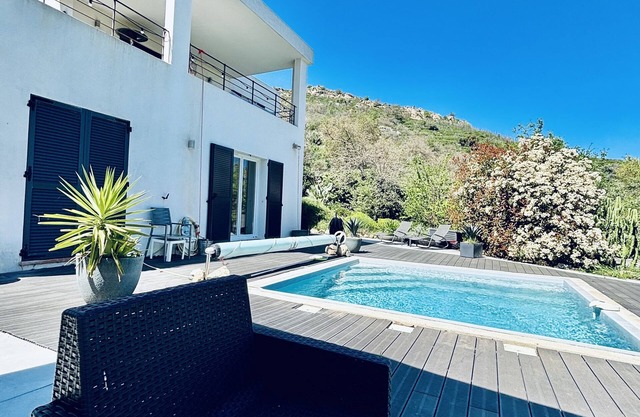 Villa de arquitecto con piscina climatizada y vistas impresionantes a la bahía de Montagneuse