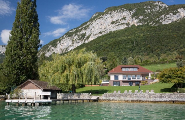 Magnífica villa con vistas extraordinarias. Muelle privado con acceso directo al lago.