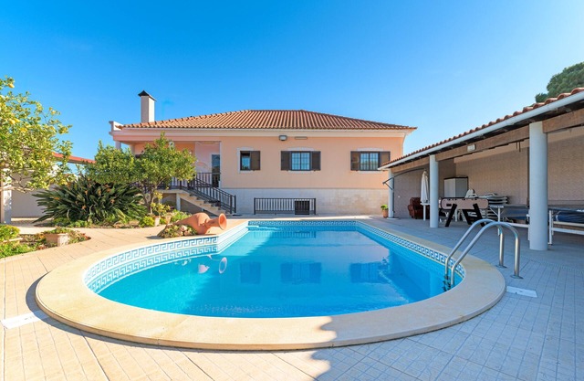 Villa 'Beautiful Deluxe 4 Bedroom' con piscina privada, jardín privado y acceso Wi-Fi