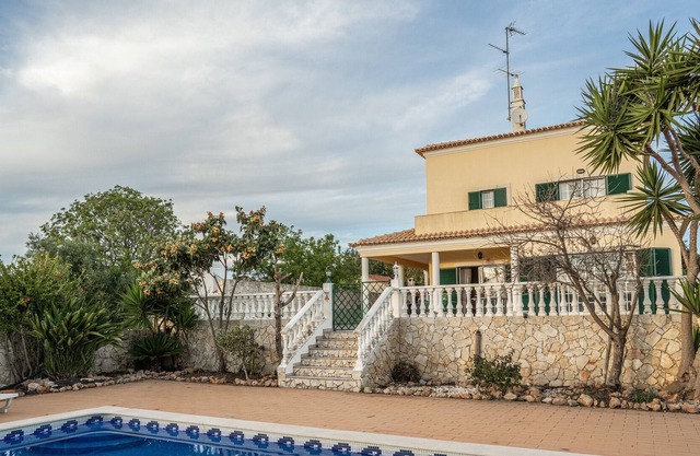 Villa 'Bee Home Alojamento Local' con piscina privada, terraza privada y Wi-Fi