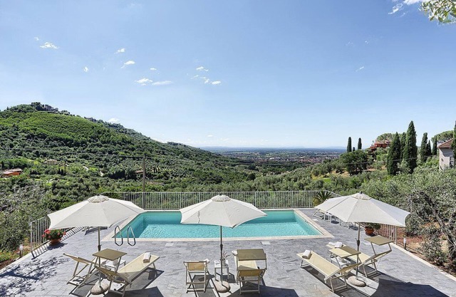 Villa Biancavite: An elegant two-story villa situated in a quiet location, a few minutes from the town center, with Free WI-FI.