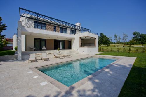Villa Castanea s bazenom, jacuzzijem, saunom te ograđenom okućnicom
