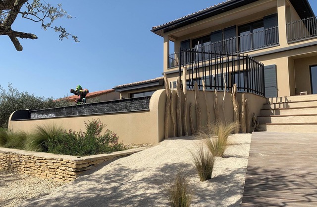 Villa Contemporaine vue Pont du Gard, au Coeur D'un Village Médiéval Provençal