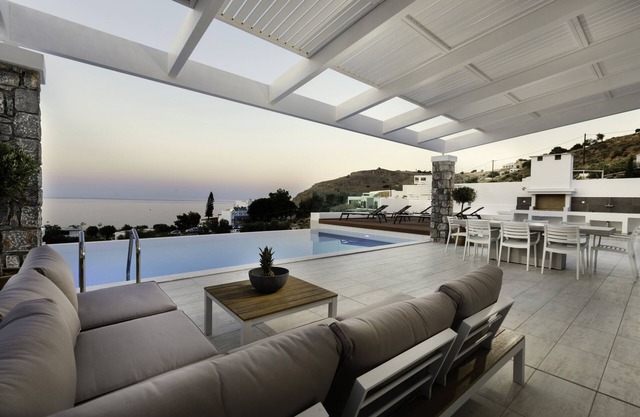 VILLA CRISTAL EN LINDOS CON PISCINA