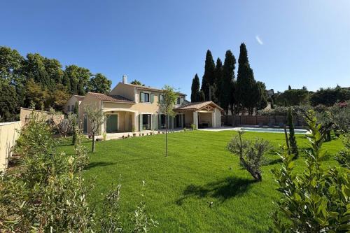 Villa dans les Alpilles avec piscine et jardin