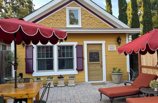 "Villa De Mar" Extended stay Downtown Napa Retreat. Stroll to All!