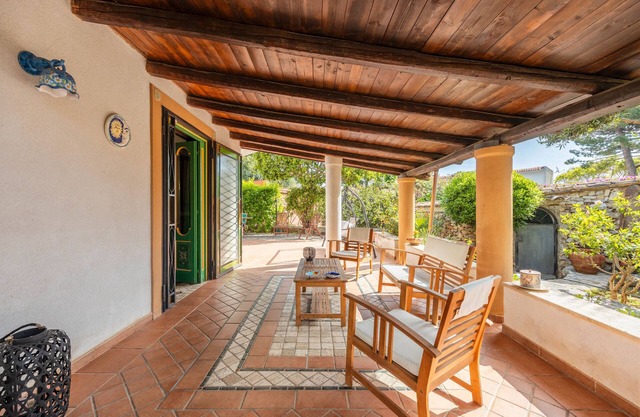 Villa 'Ellie' con jardín privado, Wi-Fi y aire acondicionado