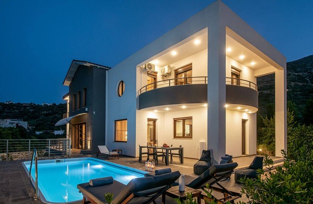 Villa Ete Premier 4 Bedroom Villa in Stalis with swimming pool. Sleeps 8.