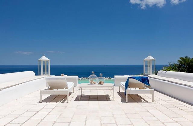 183 Villa con piscina con vistas al mar en Castro