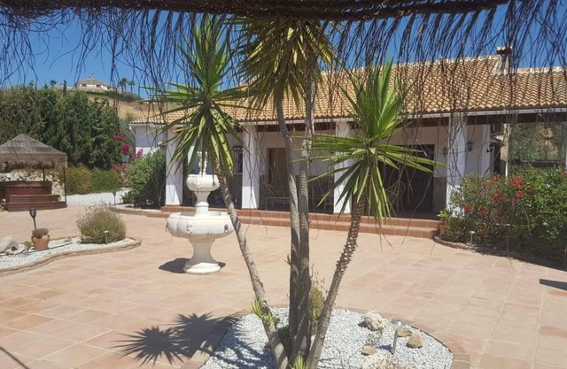 Villa Gloria- Encantadora villa de 3 dormitorios para alquilar cerca del lago Vinuela con piscina privada