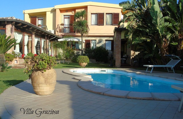 Precioso chalet con piscina privada, un oasis romántico a pocos minutos del mar.