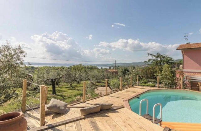 Villa 'Il Giardino Etrusco Bolsena' con vistas al lago, piscina privada y Wi-Fi