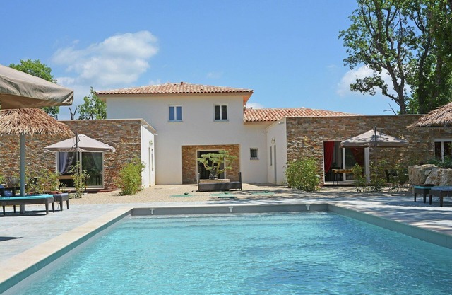 Villa en Montauroux con Piscina y Vista al Bosque