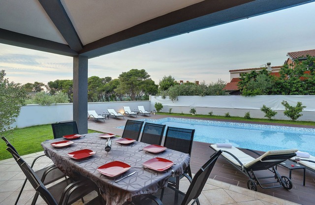Villa en Pula cerca de Playa con Piscina