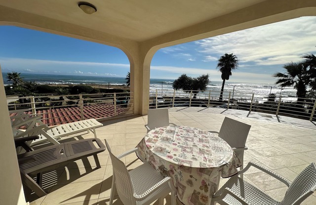 Villa en San Lorenzo a solo 5 metros de la playa dorada y el mar cristalino.