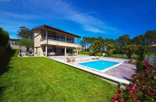 Villa en Sanxenxo con Vista al Mar y Piscina