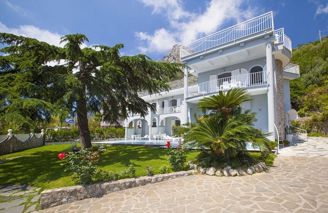 Villa Kalu', for up to 16 people, outdoor pool, walking distance from the beach!