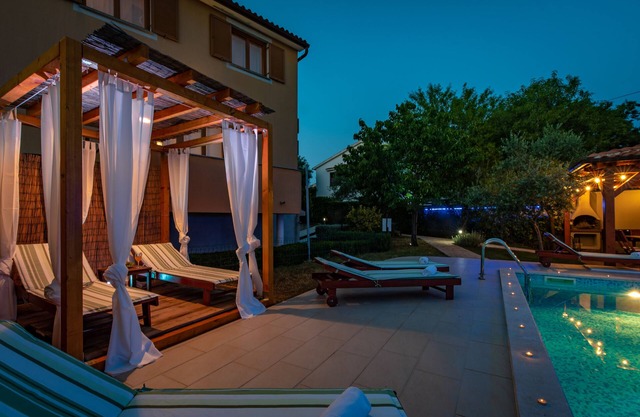 Nueva casa moderna con piscina privada, cerca del centro de la ciudad y la playa