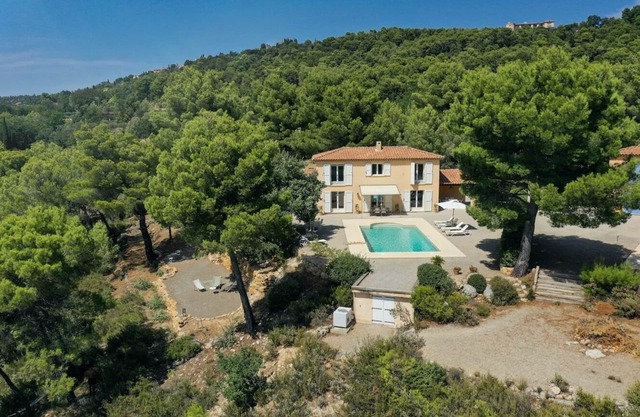 Villa provenzal con piscina y vistas.