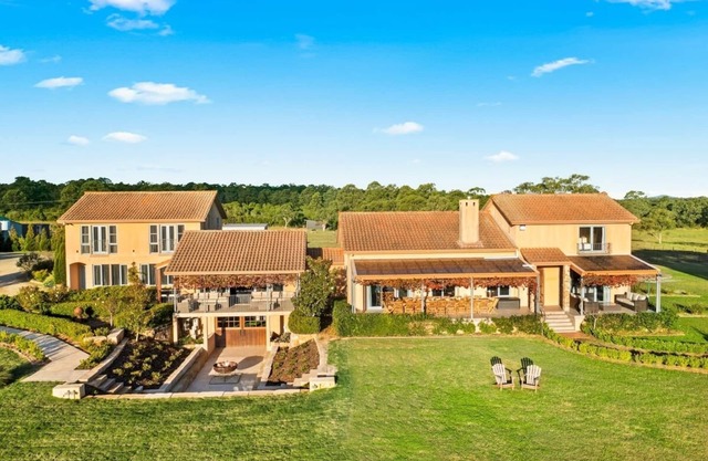 Villa Leone - take in the neighbouring giraffes, lions, and zebras!