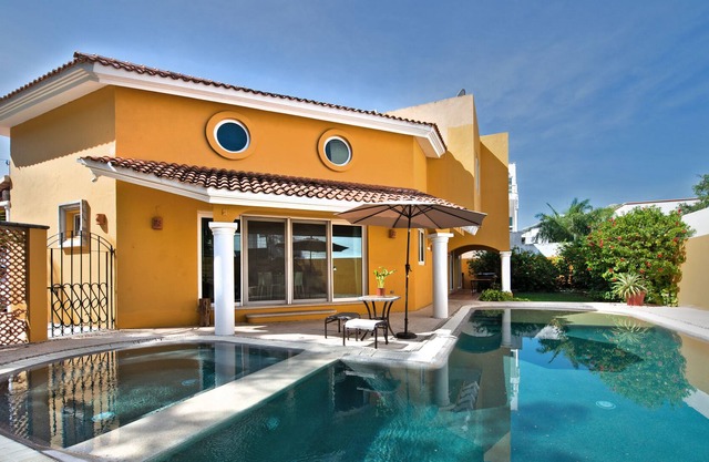 Spacious Mexican Villa perfect downtown location w/ pool and fast WiFi.