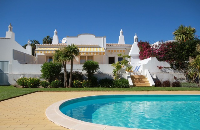 Villa Meia-Praia, con terraza, piscina y jardín