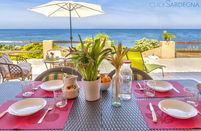 Villa a orillas del puerto deportivo de Sorso, 3 dormitorios, terraza con vistas al mar, jardín.