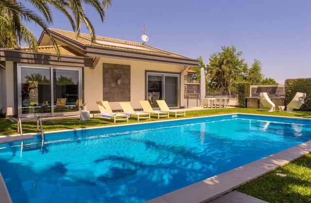 Villa Oras - Jardin y piscina.
