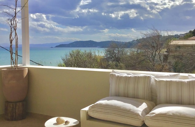 Villa de 3 dormitorios con impresionantes vistas al mar y deportes acuáticos con descuento