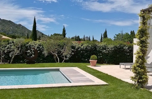 Villa, piscina privada climatizada, hermosa vista de los Alpilles, aire acondicionado.