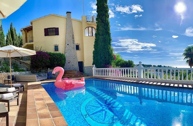 Villa 'Robis Moraira' con vistas al mar, Wi-Fi y aire acondicionado