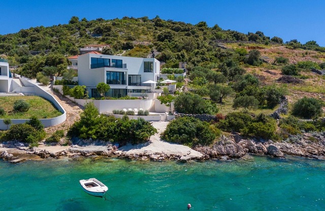 Luxury Seafront Villa Roots with heated pool