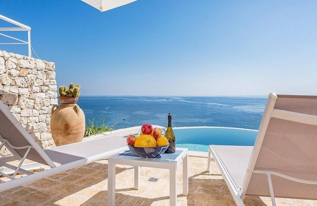 Villa Rosita: Una casa independiente elegante y moderna frente al sol y al mar.