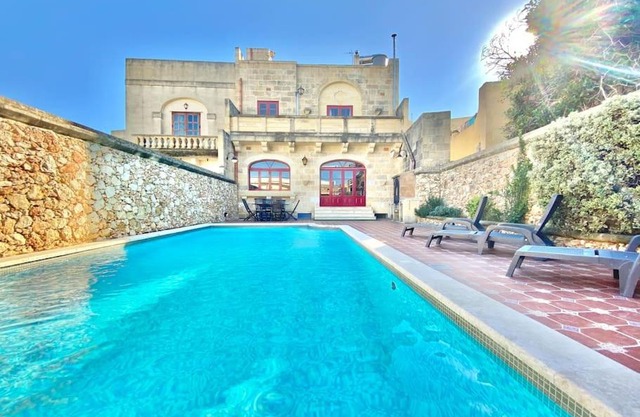 Villa Rossa Gozo - 5 bedroom ensuite with pool & jacuzzi